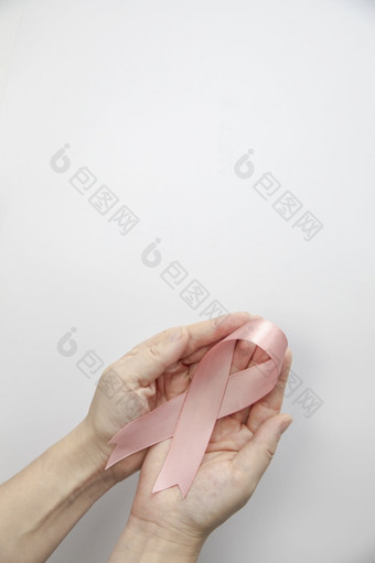 女人持有粉红色的丝带灰色的背景前视图乳房癌症意识概念女健康哪概念复制空间空间为文本女人持有粉红色的丝带灰色的背景前视图乳房癌症意识概念女健康哪概念复制空间
