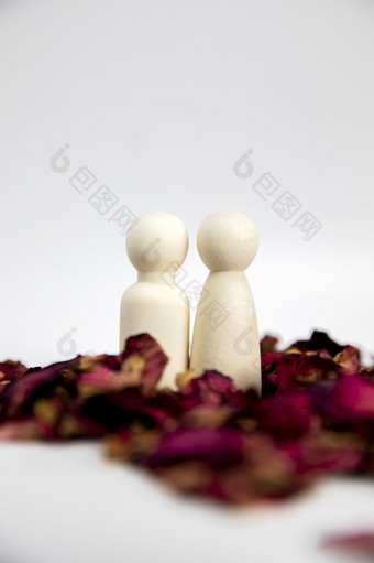 真正的爱情人夫妇概念两个木数据与红色的玫瑰花瓣白色背景站在一起孤立的白色背景复制空间空间为文本真正的爱情人夫妇概念两个木数据与红色的玫瑰花瓣白色背景站在一起孤立的白色背景复制空间