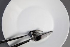 空板与叉和刀灰色的背景前视图为复制空间食物和健康的吃概念空间为文本空板与叉和刀灰色的背景前视图为复制空间食物和健康的吃概念