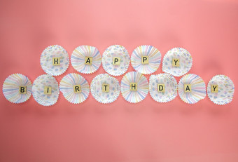 文本快乐生日木信与生日附属物之一粉红色的背景前视图蛋糕情况下空间为文本文本快乐生日木信与生日附属物之一粉红色的背景前视图蛋糕情况下