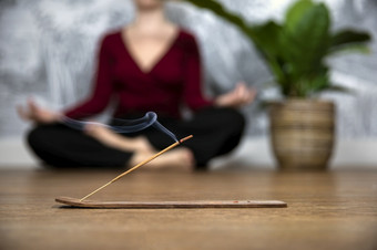 考虑到女人冥想首页与燃烧香棒选址莲花构成持有手腿上与手掌面对向上考虑到<strong>健康</strong>概念考虑到女人冥想首页与燃烧香棒选址莲花构成持有手腿上与手掌面对向上