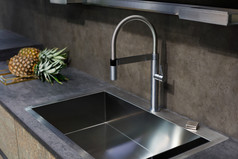 不锈钢钢水槽与利用厨房计数器