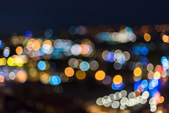 模糊蓝色的晚上视图城市灯与明亮的圆形状散景