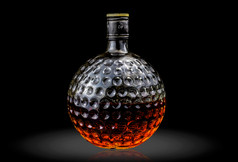 玻璃苏格兰威士忌威士忌溢价和老玻璃水瓶黑色的背景