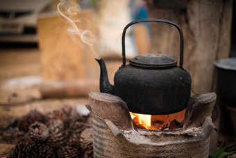 煮水老水壶的火与木炭炉子模糊背景