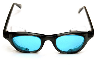安全眼镜与蓝色的玻璃眼睛保护当工作安全眼镜与蓝色的玻璃眼睛保护