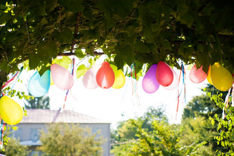 美丽的彩色的气球<strong>装修</strong>的院子里庆祝活动美丽的彩色的气球<strong>装修</strong>的院子里