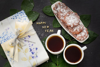 登记新一年黑色的董事会与礼物松饼和咖啡登记新一年黑色的董事会与礼物松饼和咖啡