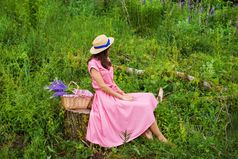 美丽的女孩美丽的衣服坐在树桩的森林花束卢平篮子美丽的女孩美丽的衣服坐在树桩的森林花束卢平篮子