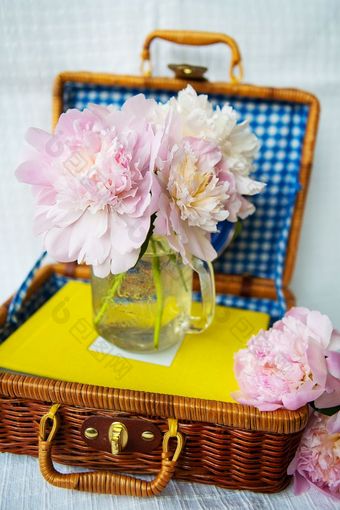 非常美丽的花束粉红色的牡丹站花瓶木手提箱美丽的作文非常美丽的花束粉红色的牡丹站花瓶木手提箱