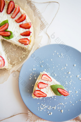 明亮的芝士蛋糕装饰与新鲜的草莓和罗勒叶子减少一个一块板明亮的芝士蛋糕装饰与新鲜的草莓和罗勒叶子减少一个一块板