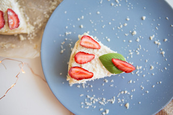 明亮的芝士蛋糕装饰与新鲜的草莓和罗勒叶子减少一个一块板明亮的芝士蛋糕装饰与新鲜的草莓和罗勒叶子减少一个一块板