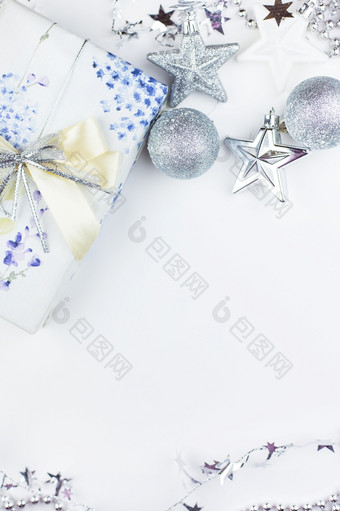 节日情绪准备为的假期圣诞节礼物盒子与节日装饰银色的颜色玩具明星轮球节日情绪准备为的假期圣诞节礼物盒子与节日装饰银色的颜色玩具明星轮球
