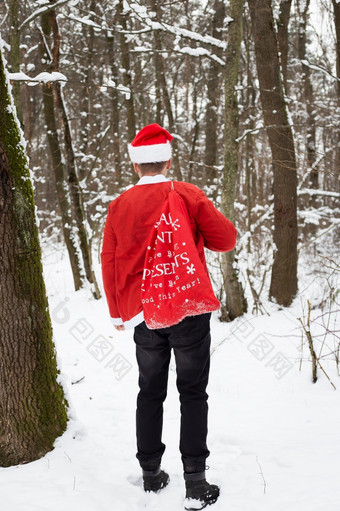 传统的<strong>圣诞老人</strong>老人他和袋<strong>礼物</strong>走通过的森林携带<strong>礼物</strong>回来视图传统的<strong>圣诞老人</strong>老人他和袋<strong>礼物</strong>走通过的森林携带<strong>礼物</strong>回来视图