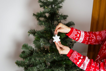 女孩新一年rsquo红色的毛衣持有圣诞节装饰的形式明星圣诞节树装饰好新一年精神女孩新一年rsquo红色的毛衣持有圣诞节装饰的形式明星圣诞节树装饰好新一年精神
