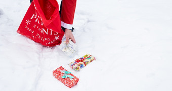 横幅男人。穿着圣诞老人老人收集礼物雪森林的雪色彩斑斓的盒子与礼物横幅男人。穿着圣诞老人老人收集礼物雪森林的雪色彩斑斓的盒子与礼物