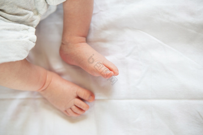 小脚新生儿婴儿的床上前视图的概念母亲母乳