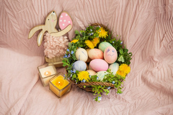 柔和的床罩篮子草和各种各样的明亮的花兔子的篮子包含复活节鸡蛋画与水彩画美丽的柔和的颜色柔和的床罩篮子草和各种各样的明亮的花兔子的篮子包含复活节鸡蛋画与水彩画美丽的柔和的颜色