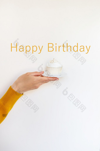女手持有美味的蛋糕祝贺你快乐生日快乐生日刻字女手持有美味的蛋糕祝贺你快乐生日快乐生日刻字