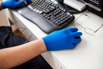 医生蓝色的手套很快收集数据关于病人的概念医疗保健和采取哪你的健康工作场所医生在线咨询医生蓝色的手套很快收集数据关于病人的概念医疗保健和采取哪你的健康工作场所医生在线咨询