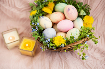 柔和的床罩篮子草和明亮的花的篮子包含复活节鸡蛋画与水彩画美丽的柔和的颜色柔和的床罩篮子草和明亮的花的篮子包含复活节鸡蛋画与水彩画美丽的柔和的颜色