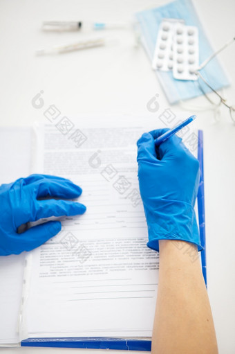 医疗背景药片面具温度计注射器医生蓝色的手套写下来病人数据医疗主题概念疫苗接种对冠状病毒医疗背景药片面具温度计注射器医生蓝色的手套写下来病人数据医疗主题概念疫苗接种对冠状病毒