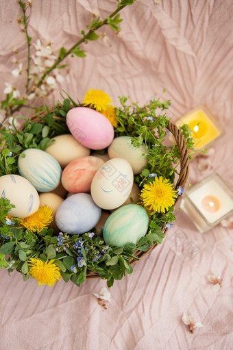 柔和的床罩篮子草和明亮的花的篮子包含复活节鸡蛋画与水彩画美丽的柔和的颜色柔和的床罩篮子草和明亮的花的篮子包含复活节鸡蛋画与水彩画美丽的柔和的颜色