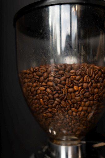 咖啡豆子烤和倒成咖啡磨床的过程使咖啡咖啡师特写镜头咖啡豆子烤和倒成咖啡磨床的过程使咖啡咖啡师特写镜头