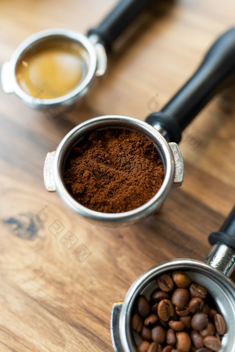 不同的流程准备咖啡咖啡师咖啡商店咖啡豆子地面准备好了咖啡艺术概念不同的流程准备咖啡咖啡师咖啡商店咖啡豆子地面准备好了咖啡艺术概念
