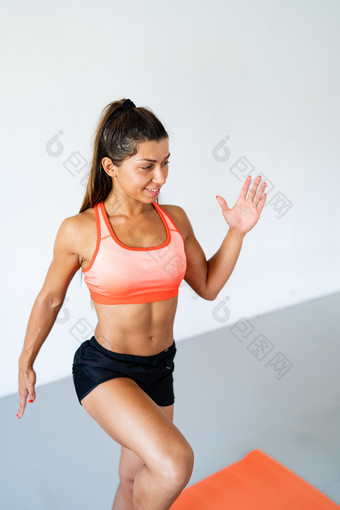年轻的女人有氧健身培训温暖的锻炼的工作室运动身体