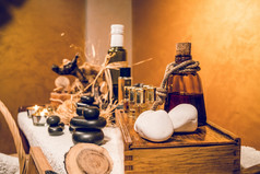 水疗中心至关重要的芳香石油古董瓶和按摩玄武岩Zen石头和蜡烛的表格