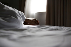 从睡觉女人床上一个看到脚下的毯子