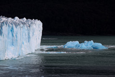 破碎的块冰浮动湖旁边冰川