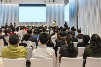 演讲者的阶段与后视图观众的会议大厅研讨会会议业务和教育关于投资概念