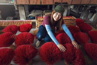 亚洲旅行者女使的传统的越南红色的无意义老传统的房子长旭茵江省越南传统的和文化概念