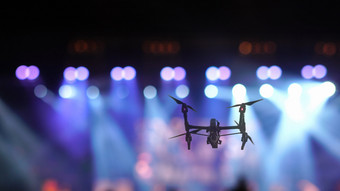 特写镜头轮廓无人机飞行为采取视频音乐会人群和摘要模糊照片关注的焦点会议大厅音乐的和音乐会概念