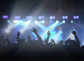 音乐会人群轮廓音乐歌迷会与显示手行动哪一个遵循的歌声的前面阶段与遵循光音乐的和音乐会概念
