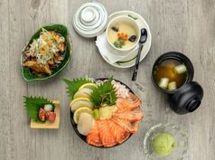 前视图萨蒙不集与大米蛋流汤和冰尖叫在的木表格奢侈品日本食物概念