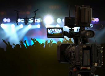 特写镜头视频摄影师采取音乐会人群轮廓音乐歌迷会与显示手行动哪一个遵循的歌声的前面阶段与遵循光音乐的和音乐会概念
