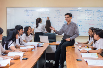 亚洲老师给教训集团大学学生的教室大学教育概念
