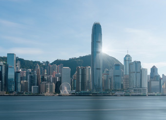 场景在香港香港城市景观河一边的下午与光滑的<strong>云</strong>维多利亚港口提出了的现代建设概念