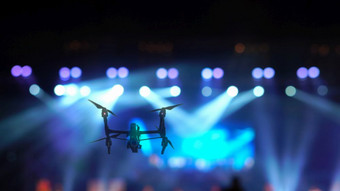 特写镜头轮廓无人机飞行为采取视频音乐会人群和摘要模糊照片关注的焦点会议大厅音乐的和音乐会概念