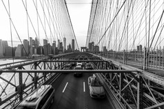 交通冲小时后工作一天的布鲁克林桥在新纽约城市景观背景与日落美国曼联州业务和运输概念