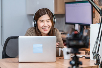 亚洲业务女人使用技术移动PC和工作从首页首页offuce自由和企业家相机采取视频vlooger影响生活社会距离和自我责任