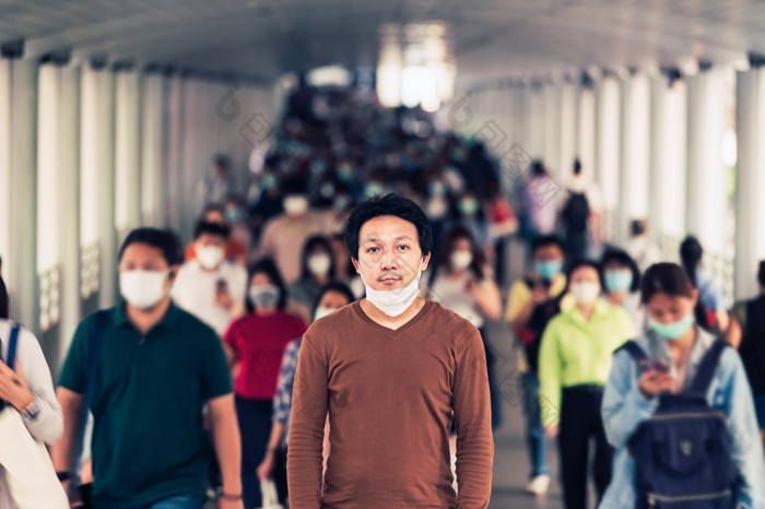 亚洲男人。走和站之间的人群模糊认不出来业务人穿外科手术面具为防止冠状病毒爆发冲小时工作一天曼谷运输