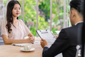 年轻的亚洲女人研究生面试与两个经理与积极的运动会议房间业务招聘新<strong>成员</strong>工作面试与经理概念