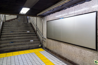 空白广告牌位于地下大厅<strong>地铁</strong>为广告模型概念低光速度快门