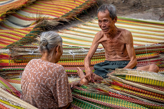 前视图老越南情人工匠使的传统的越南垫与幸福行动的老传统的村营养日元盾塔普越南传统艺术家概念