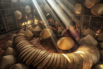 两个越南姐妹工匠使的传统的越南他的老传统的房子托伊福克村hochiminh城市越南传统的艺术家概念