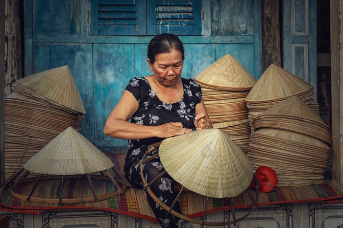 越南老女人工匠使的传统的越南他的老传统的房子托伊福克村hochiminh城市越南传统的艺术家概念